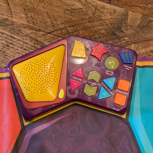 Battat Floor Piano Mat – Electronic Dance Floor Keyboard for Kids - Picture 3 of 4